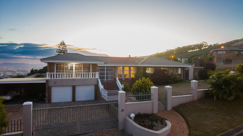 5 Bedroom Property for Sale in Loevenstein Western Cape